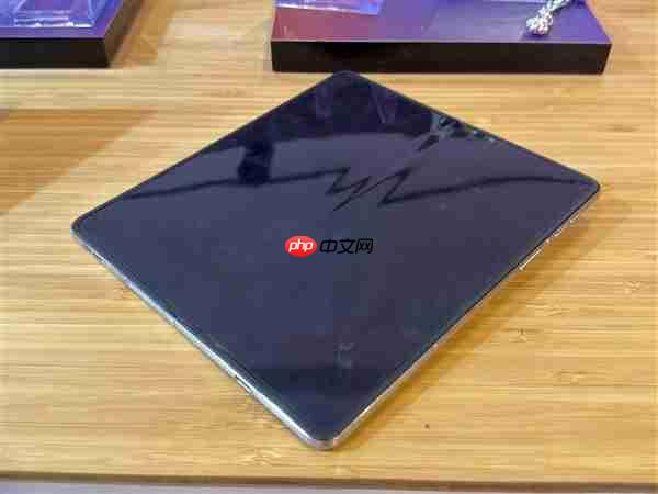 moto首款大折叠屏来了！moto Razr Fold亮相CES