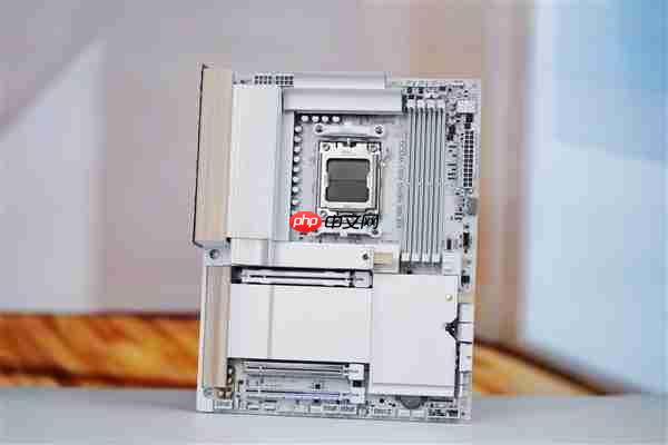 实木+皮革都用上了！技嘉木雕X870E AERO X3D WOOD主板图赏