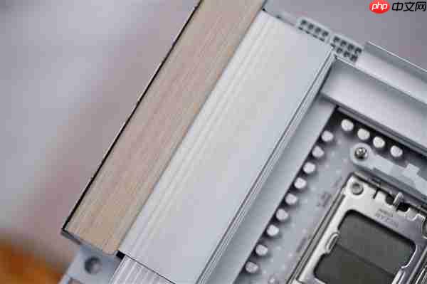 实木+皮革都用上了！技嘉木雕X870E AERO X3D WOOD主板图赏