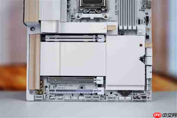 实木+皮革都用上了！技嘉木雕X870E AERO X3D WOOD主板图赏