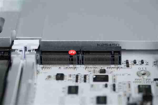 实木+皮革都用上了！技嘉木雕X870E AERO X3D WOOD主板图赏