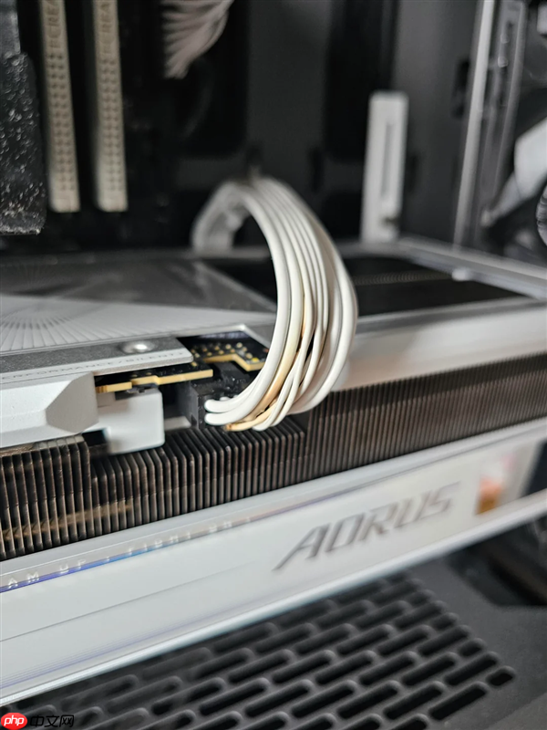 RTX 5090新年第一烧!玩游戏时闻到糊味已心知不妙