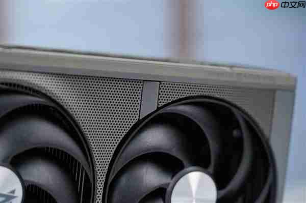 独特背插供电！蓝宝石NITRO+氮动RX 9070 XT显卡图赏