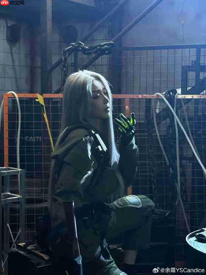 余霜COS《暗区突围》美图 白发侧颜超美丽