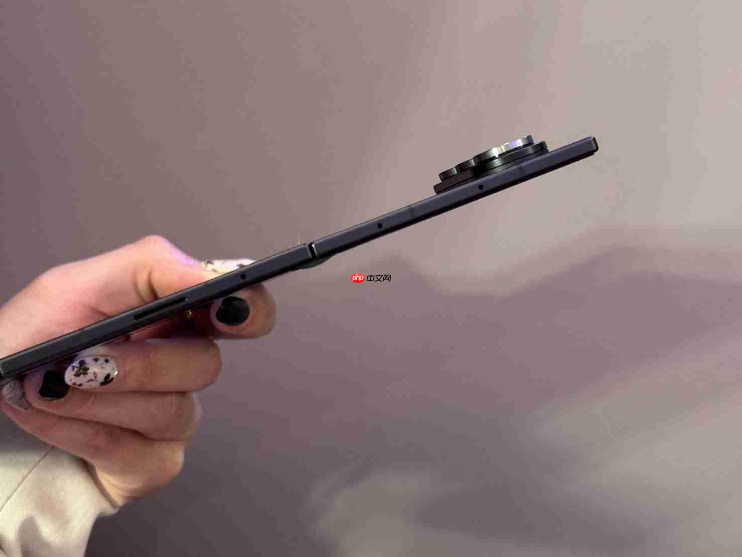 摺叠机天花板！三星Galaxy Z TriFold三摺机10吋巨幕 大展双内摺设计工艺