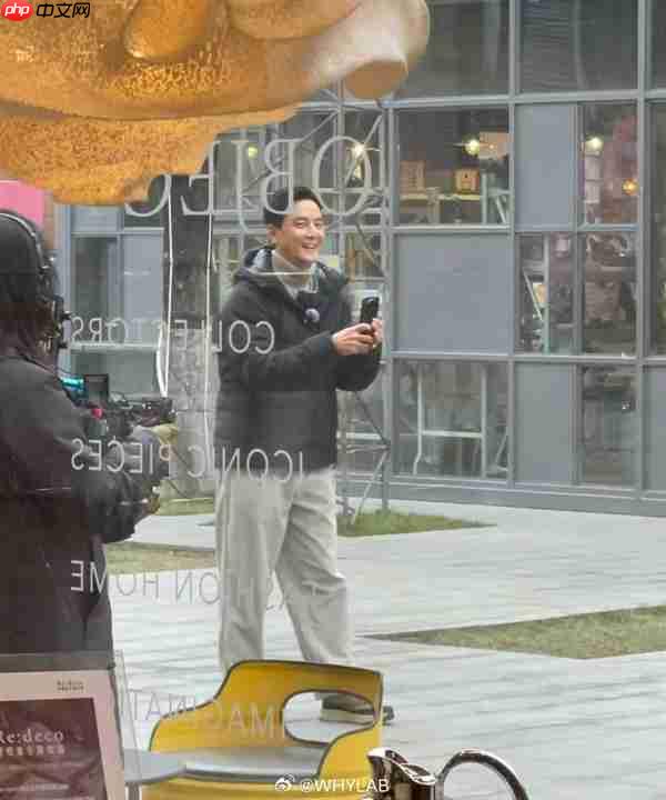 吴彦祖手持小米17 Ultra现身！