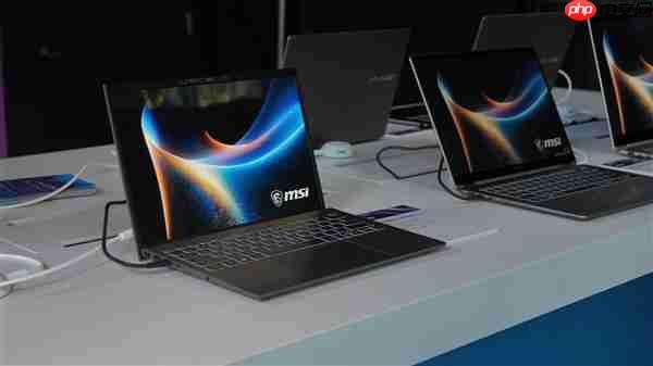 微星展示全球首批Panther Lake笔记本:记者上手连连惊呼