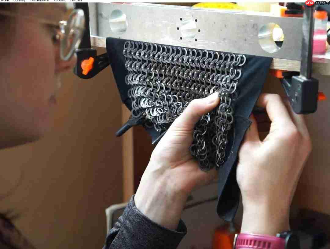 太帅了！ 粉丝用传统工艺自制《巫师4》希里cos服