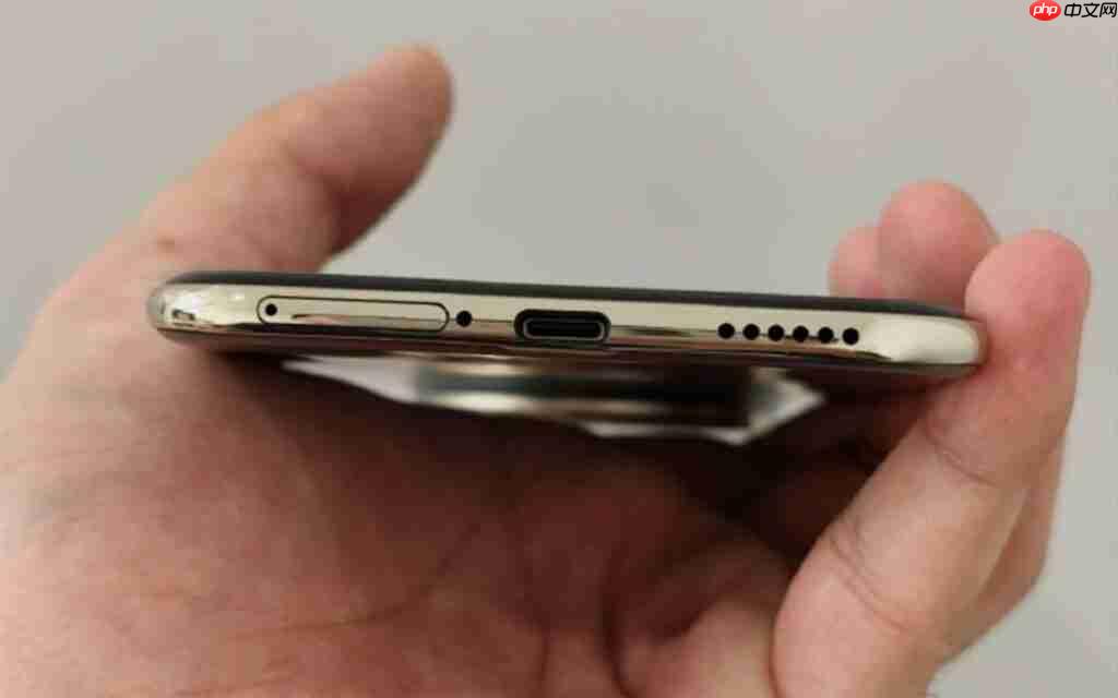 HUAWEI Mate 70 Air 更多实机照片曝光!用四微曲屏有实体 SIM 卡槽、有「这配置」最快 11/11 开卖