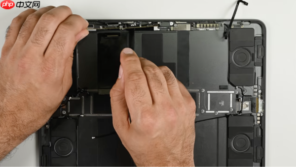 iPad Pro (2025) 拆解:内部结构极其复杂 难以拆卸