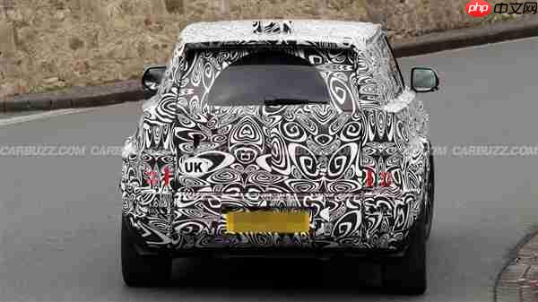 纯电“小卫士”要来了！路虎新成员曝光：硬派造型、800V平台