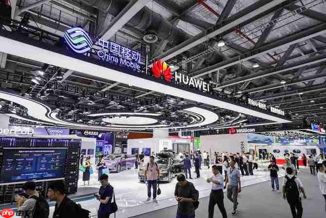 华为携多款明星产品闪耀2025中国移动大会:以技术创新定义智慧生活新范式