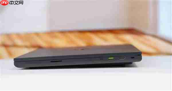 RTX 5090性能怪兽！雷蛇灵刃18 2025游戏本图赏