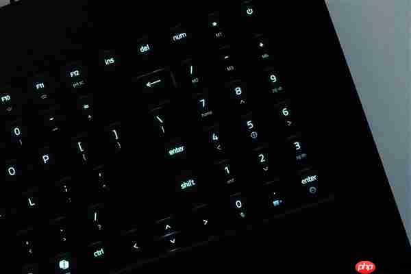 RTX 5090性能怪兽！雷蛇灵刃18 2025游戏本图赏