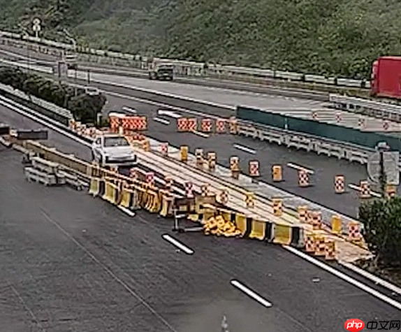 男子过度信任辅助驾驶:车头撞得稀巴烂