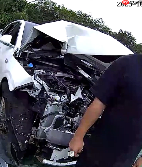 男子过度信任辅助驾驶:车头撞得稀巴烂