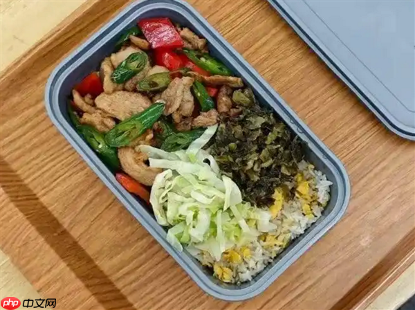 高铁推出17元盒饭 门店现炒:网友直言看完让人胃口大开