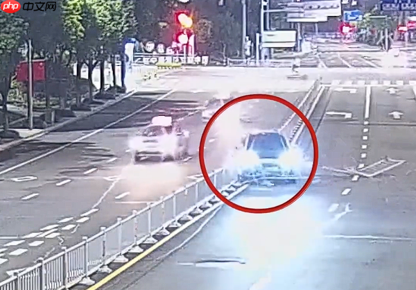 男子凌晨开辅助驾驶后睡着 车辆龟速前进撞烂路中护栏