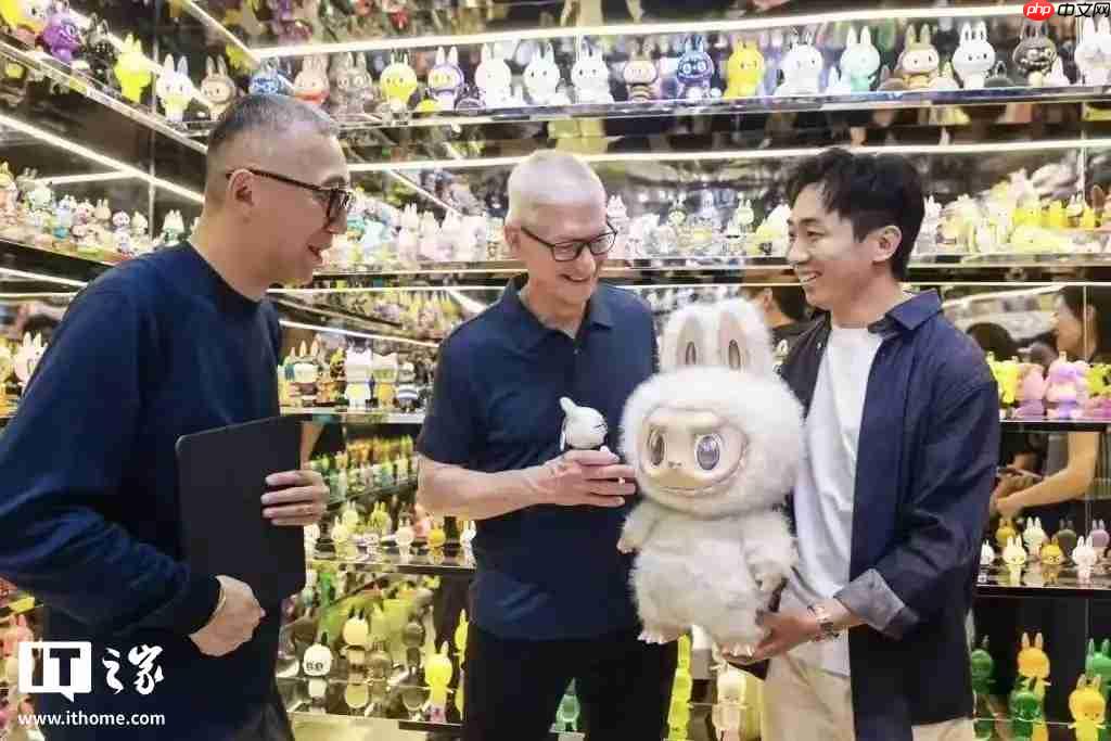 苹果 CEO 库克现身北京，同开发者散步聊天