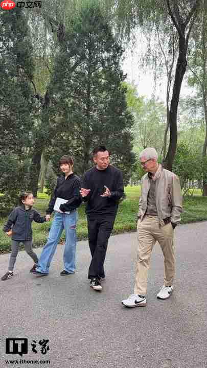 苹果 CEO 库克现身北京，同开发者散步聊天