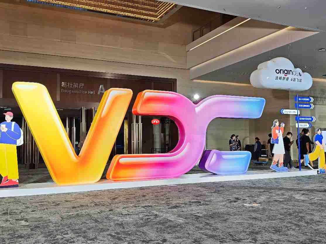 iQOO 15真机亮相VDC 2025：RGB镜头氛围灯加持，搭载OriginOS6