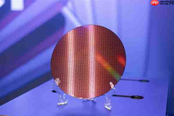 Intel 18A晶圆、芯片现场展示：妥妥的艺术品！