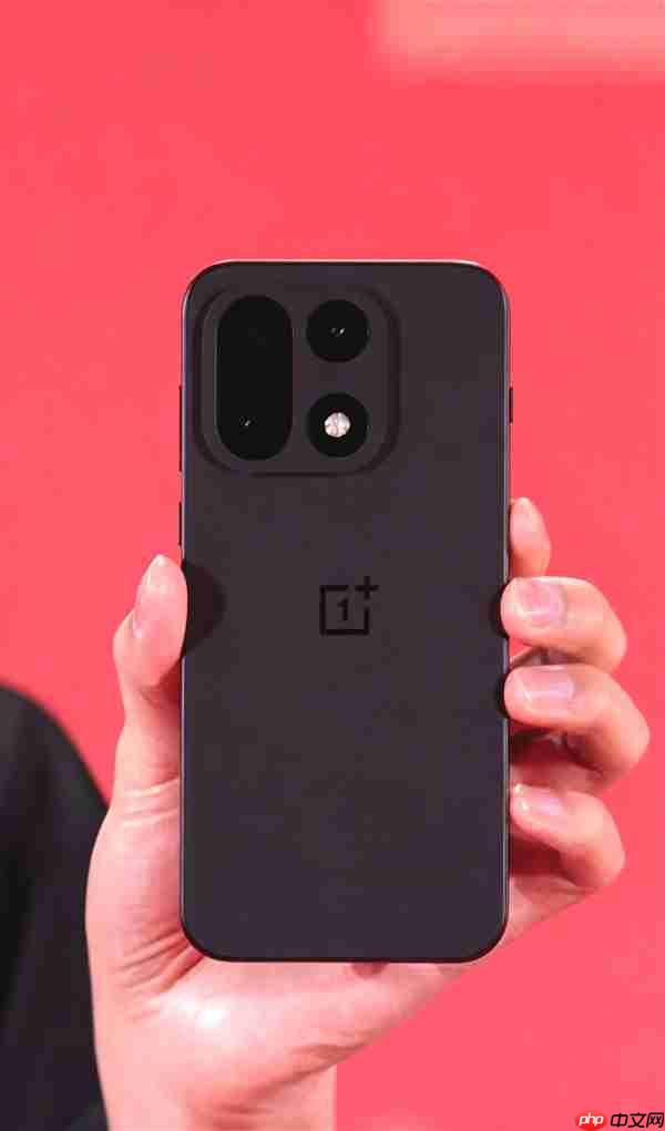 首批搭载第五代骁龙8至尊版 一加15真机出炉