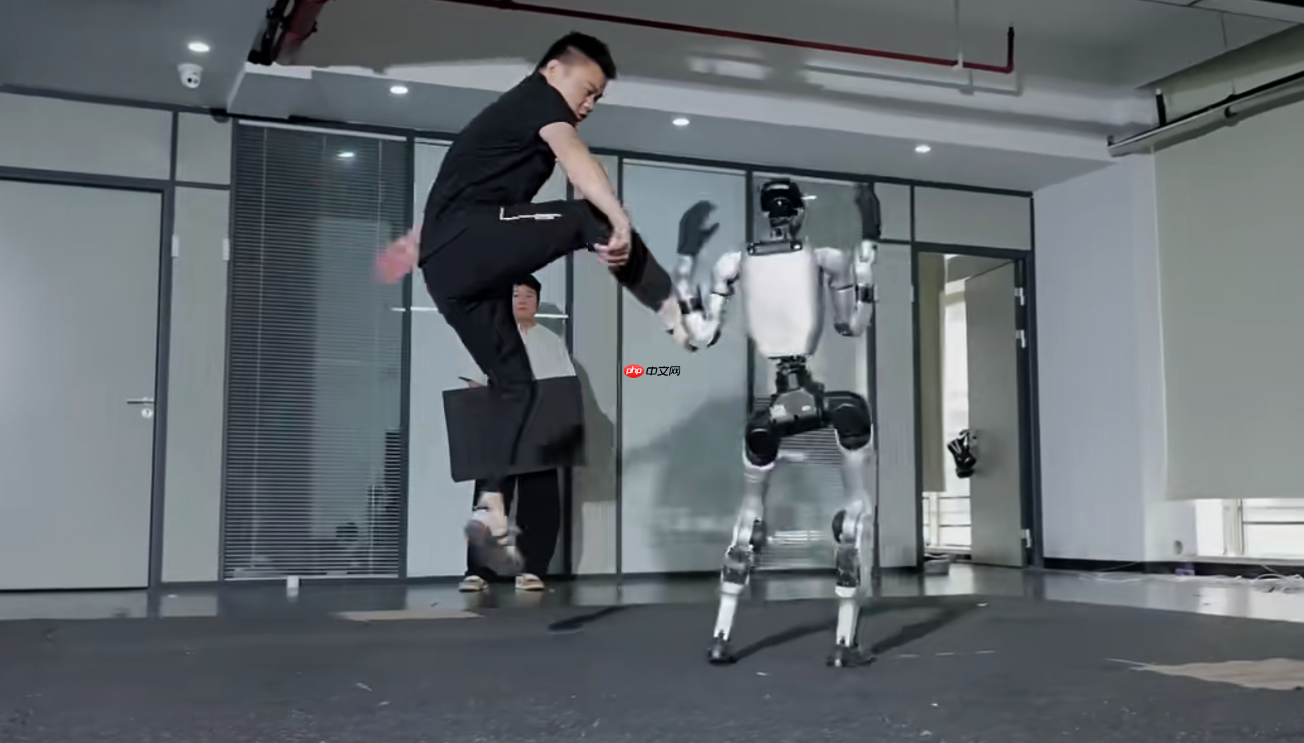 宇树人形机器人 G1 遭“围殴”后仍能迅速起身