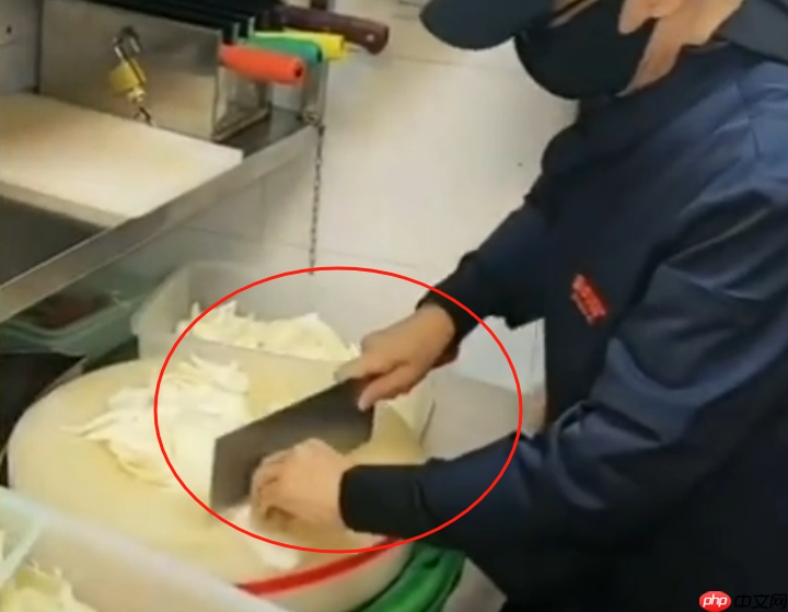 张兰又摊上事了?直播麻六记后厨大“翻车”,冲上热搜!