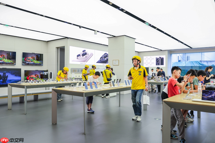 华为新款三折叠手机今日开售,上海有消费者“闪购下单”10分钟尝鲜