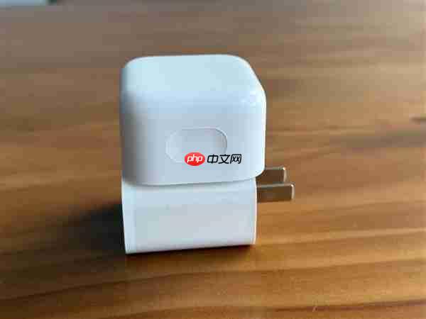 苹果新款40W充电器开箱:体积惊艳 功率密度大提升!