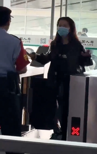 女子狂拍进站闸机发飙是怎么回事?详情介绍 - php中文网