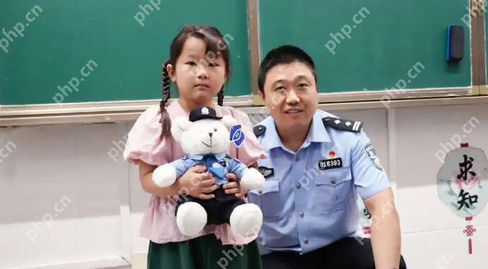 最棒“开学礼”:7岁女孩拾金不昧,民警进校园送上特殊表彰 - php中文网
