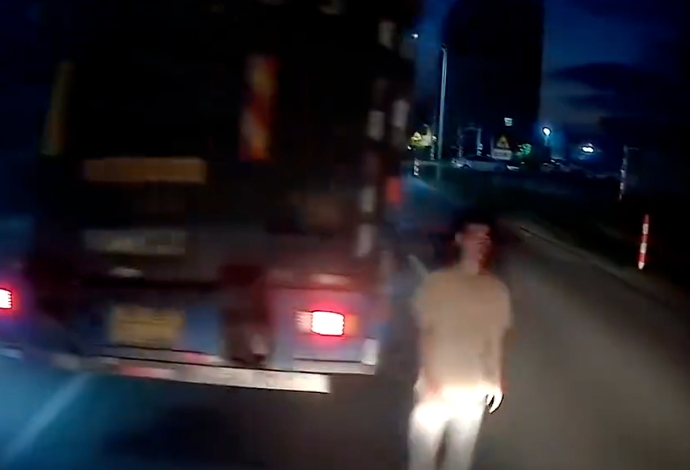 夜晚开车路中间惊现直立男子是怎么回事？详情介绍 - php中文网