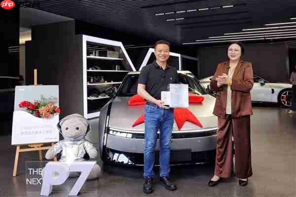 王凤英亲自交车！何小鹏喜提全新小鹏P7：没有鹏翼门的鹏翼版