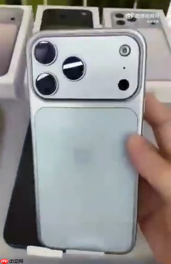 iPhone 17 Pro Max量产机疑曝光：实锤拼接机身 史上最大变化