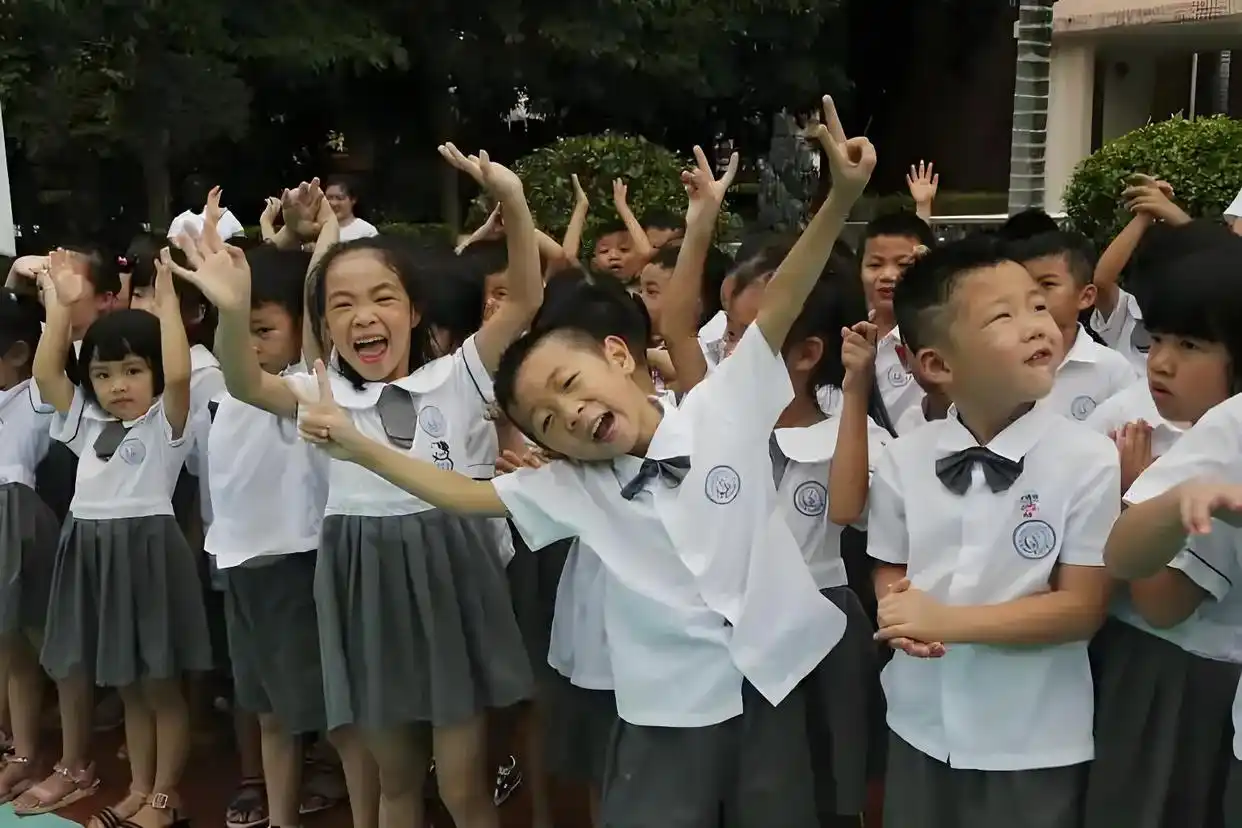 “神兽归笼!”开学日家长开心到失去表情管理,笑容完全藏不住 - php中文网