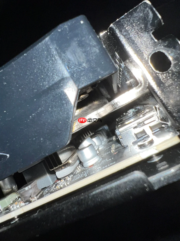 RTX 5090刚炸没几天:RTX 5070又出现电容爆炸!发出巨响散发焦味