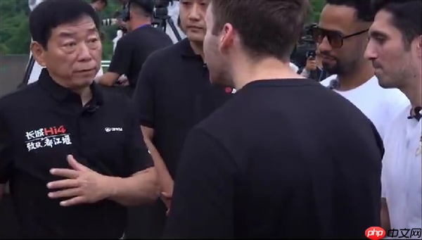 魏建军被老外围着加微信:车不在于高级 能为车主创造价值就是好车