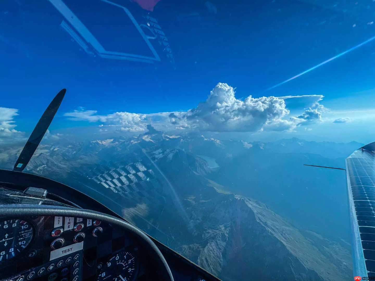 瑞士太阳能电动飞机创下非官方飞行高度纪录,达 9521 米