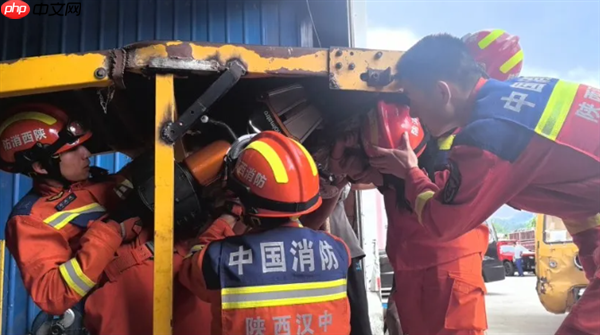 10岁小女孩快递站玩耍 手臂被卷入传送带 整个身体悬空