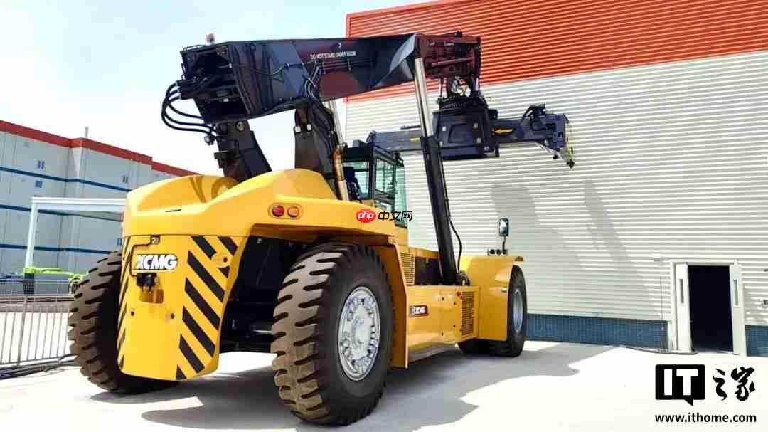 全球首台:我国专为储能领域定制的 65 吨级正面吊投入使用