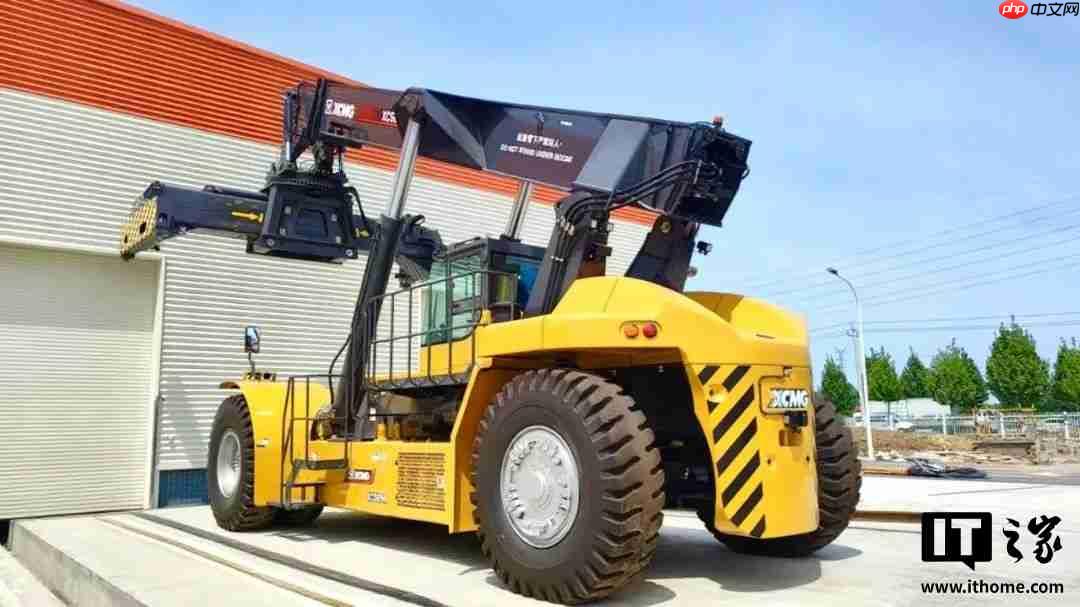 全球首台:我国专为储能领域定制的 65 吨级正面吊投入使用