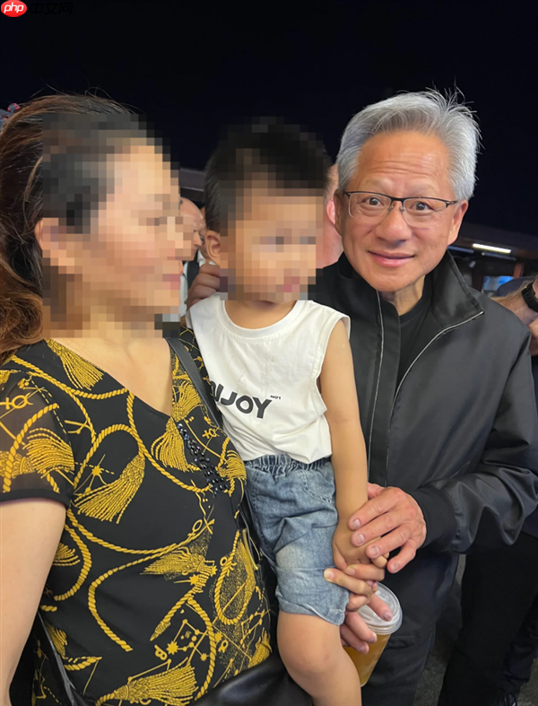 身价千亿的黄仁勋现身北京什刹海：与小姐姐合影 酒吧小酌聊天