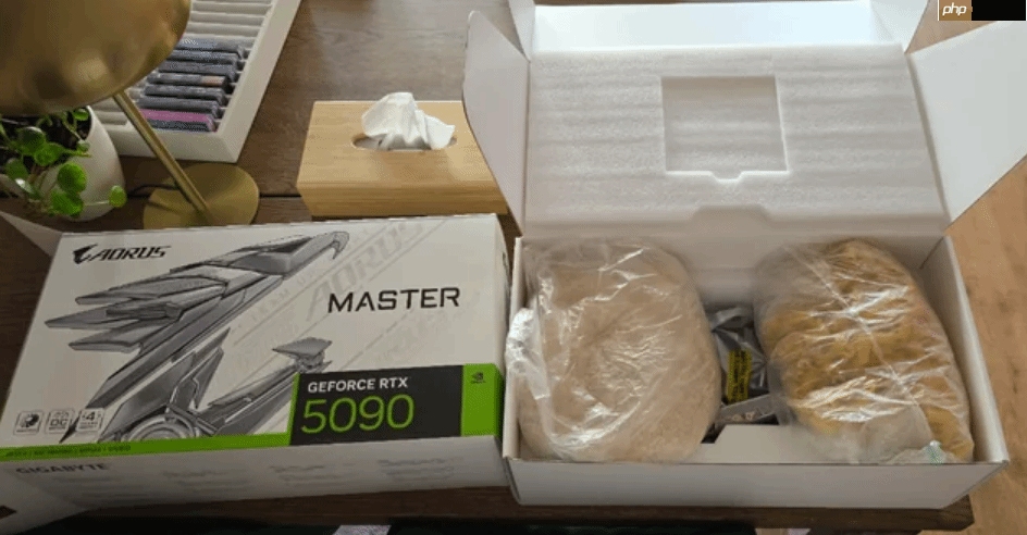 男子攒钱一年买RTX 5090：打开后居然是面条和大米！