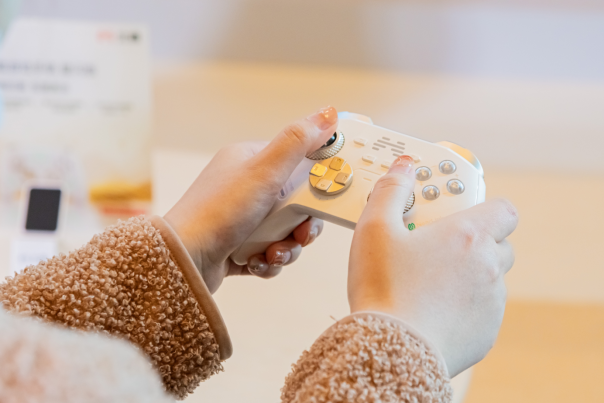 线下首曝 北通智能游戏手柄 星闪款亮相鸿蒙智联伙伴峰会