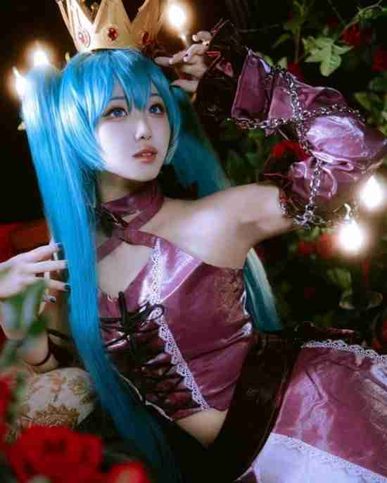 韩妹COS初音未来 丝袜胶衣大展偶像身材