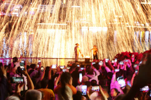 “灵蛇贺三亚 温暖中国年”三亚春节狂欢引爆旅游热潮