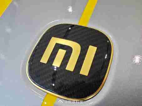 居然是金的!雷军回应网友称SU7 Ultra车标是金的