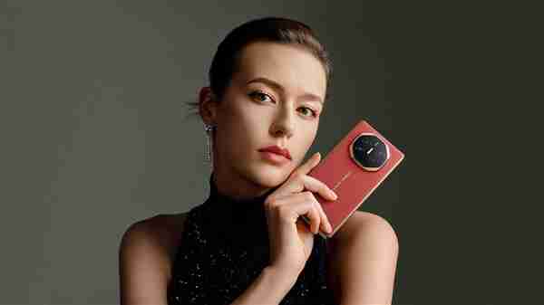 余承东用华为Mate XT给大家拜年:祝大家屏屏见喜 强得飞起